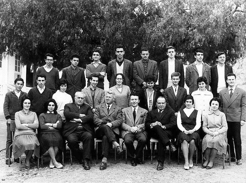 r_1961-1962_2de Commerciale.jpg - Lycée Regnault - TANGER / MAROC - Année scolaire 1961-1962. Classe 2de Commerciale Photo communiquée par Francisco Vega.De Haut en Bas et de Gauche à Droite.Ramón Perez - Juan Almagro - Luis Castañeda - Alberto Garzon  - José Gonzalez (Gonza) - yo, Francisco Vega (Curro) - Manuel Ventaja (Noli) - Gerardo GamezCampaña - Miguel Primo - Isabel Tocino - Juan José Lozano - Bentria Latifa - Camila Berdugo - Pepe Rus - Hortensia Almagro - BenabidMaria Molina - Marie Castiel - Monsieur Vanpé - Monsieur Rousseau - Monsieur Hourmat (?) - Monsieur Jéjati - Loli Perez - Maria Rodriguez